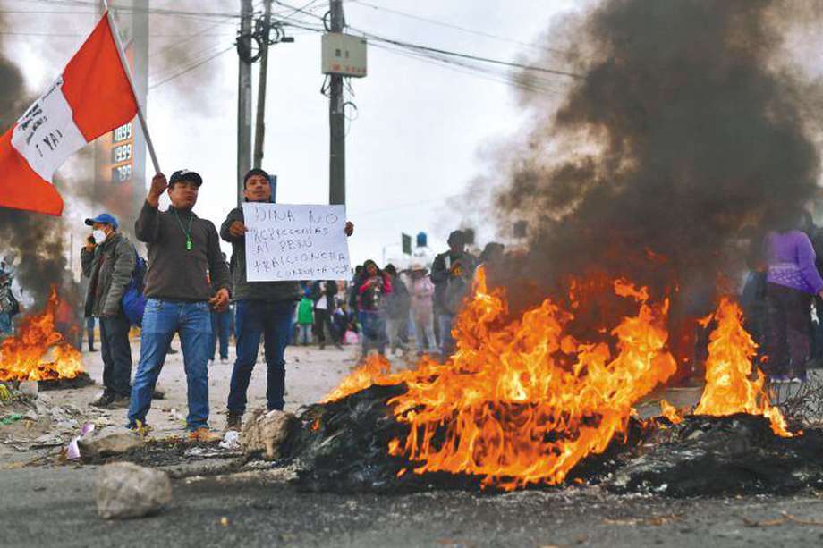 Los peruanos han salido a las calles para pedir el cierre del Parlamento, el adelanto de las elecciones generales, cuyo proyecto fue rechazado el viernes pasado por el Congreso, y la renuncia de la presidenta Dina Boluarte. 