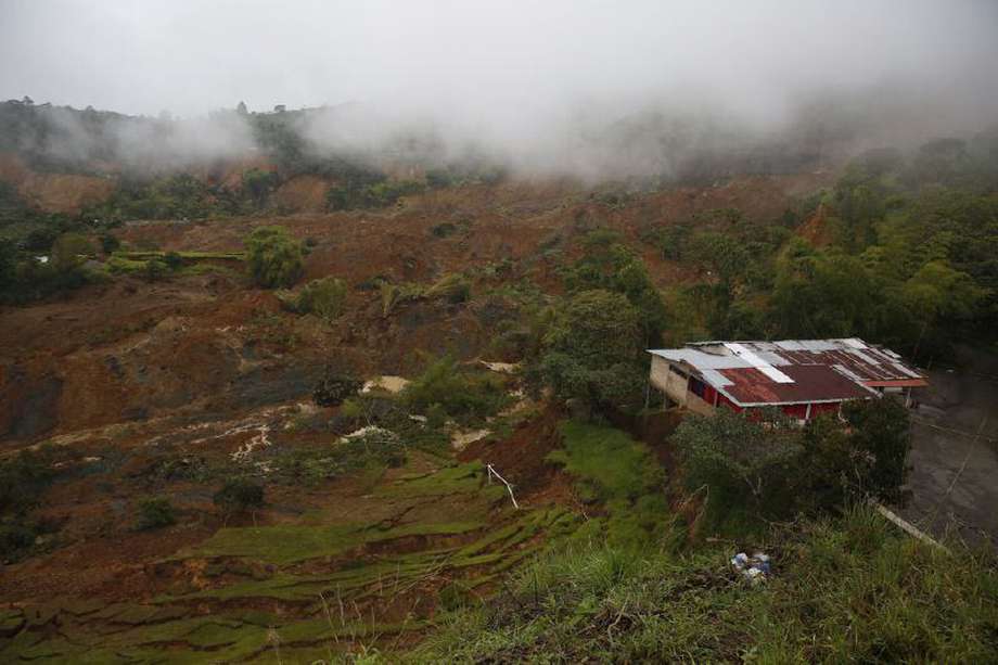 Vista general de la tierra que cubre una vasta zona tras el derrumbe del pasado lunes, en Rosas, departamento del Cauca, en donde más de 900 personas se vieron afectadas tras el alud. EFE/ Ernesto Guzmán
