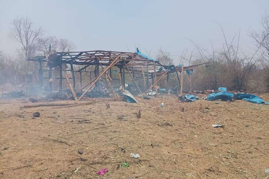 Una foto proporcionada por la agencia de noticias Myaelatt Athan muestra los escombros y el daño a una estructura que dejó un ataque aéreo del Ejército de Myanmar en la aldea de Pa Zi Gyi. 