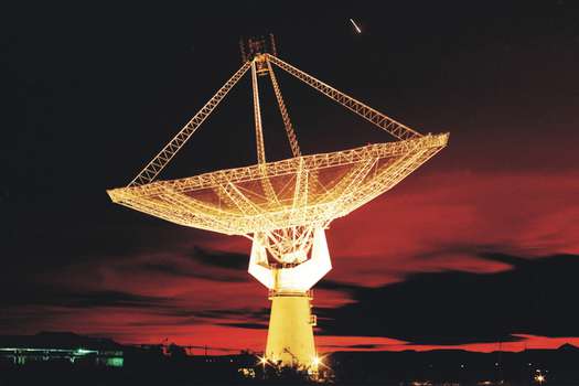 Una de las antenas del Radiotelescopio Gigante de Ondas Métricas (GMRT) cerca de Pune, Maharashtra, India.