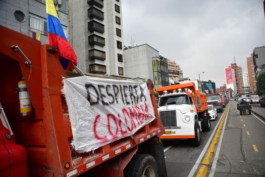 Volqueteros y transportadores protestan el lunes 3 de Mayo por la carrera séptima en Bogotá, en apoyo al Paro Nacional y rechazando la reforma tributaria, que finalmente fue suspendida. 