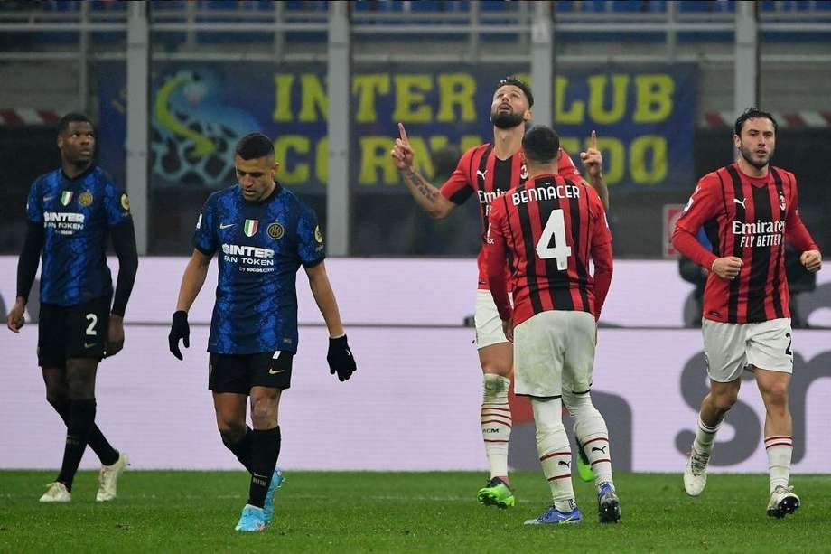 Olivier Giroud, figura del clásico contra Inter, celebra uno de los goles que anotó para la victoria de Milan.
