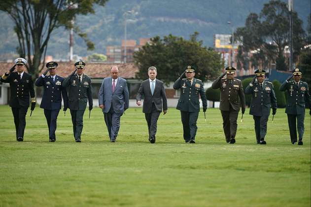 Santos encomienda a jefes de Fuerzas Militares y del Ejército defender la paz