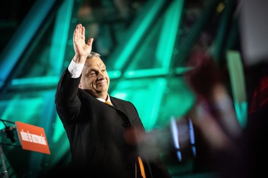 Viktor Orban saludando a sus seguidores después de la elección. 