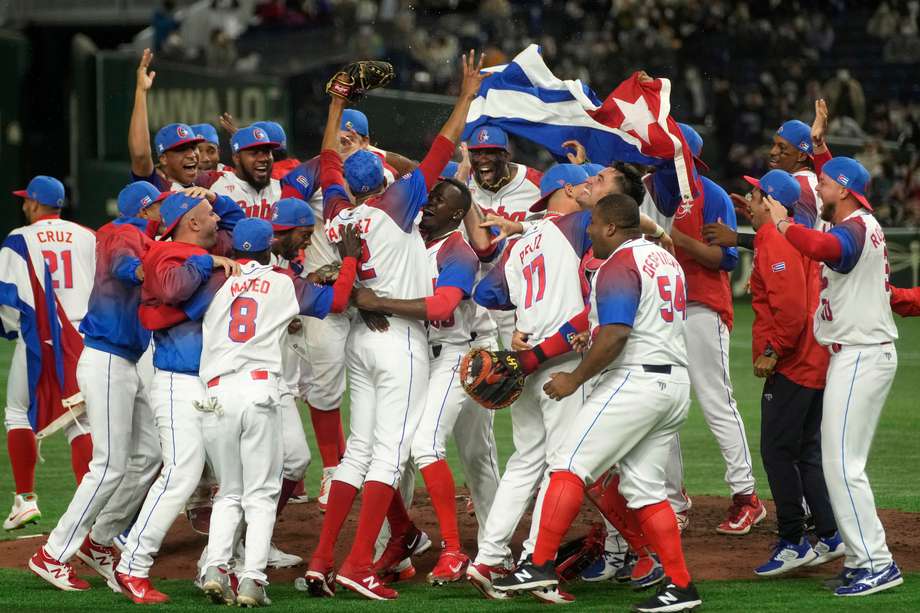 Los jugadores cubanos celebran luego de vencer a Australia en el Clásico Mundial de Béisbol. 
