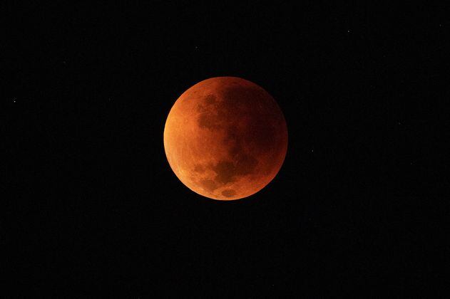 Eclipse lunar deja impactantes imágenes en el mundo