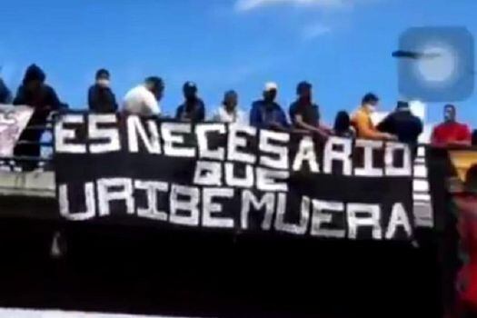 El cartel fue exhibido durante la llegada de la minga a Bogotá.