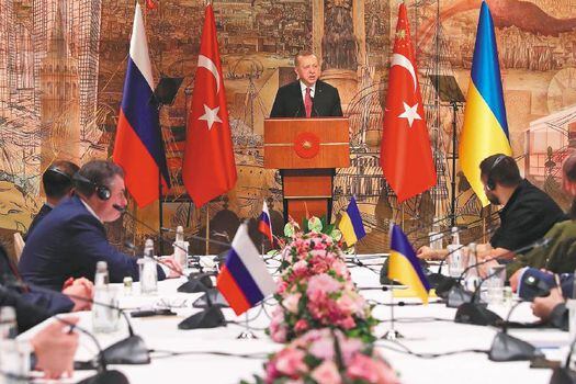 El presidente turco, Recep Tayyip Erdogan, abre las conversaciones entre Ucrania y Rusia en Estambul.