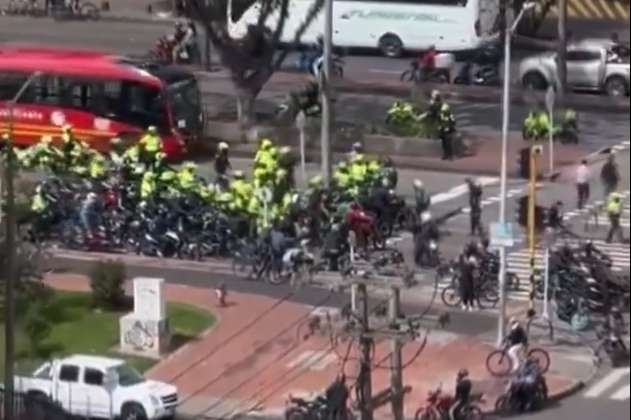 Movilidad 19 de abril: enfrentamientos entre policías y motociclistas en la calle 80