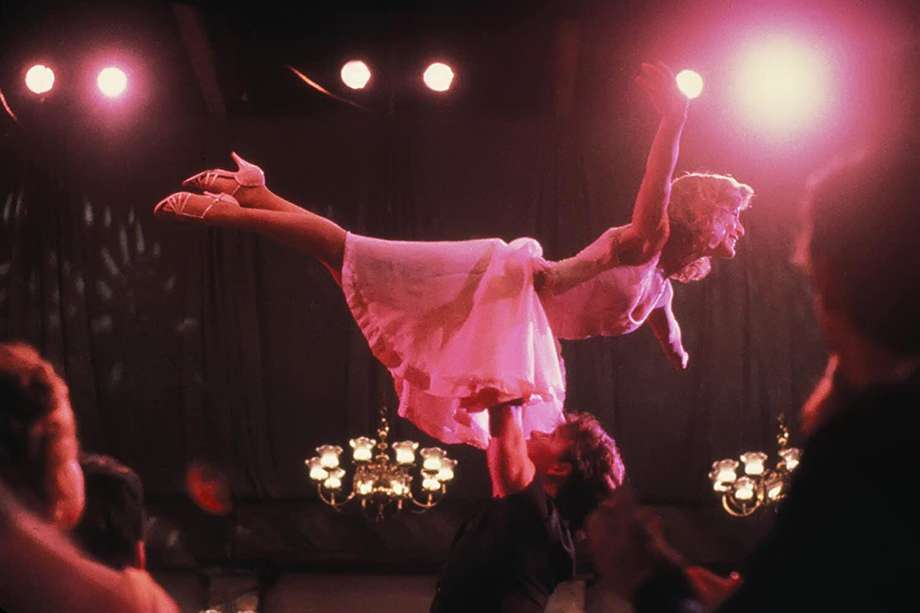 "Dirty Dancing", estrenada en 1987, narra el apasionado romance entre una joven (Jennifer Grey) y su profesor de baile (Patrick Swayze).