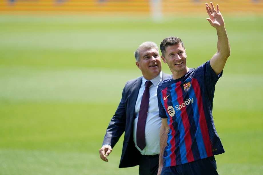 El jugador polaco Robert Lewandowski, acompañado por el presidente del FC Barcelona, Joan Laporta, durante su acto de presentación.