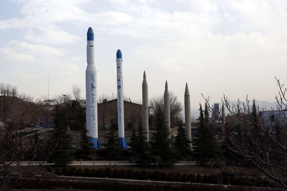 Misiles iraníes exhibidos en Tehran, Irán. EFE/EPA/ABEDIN TAHERKENARE
