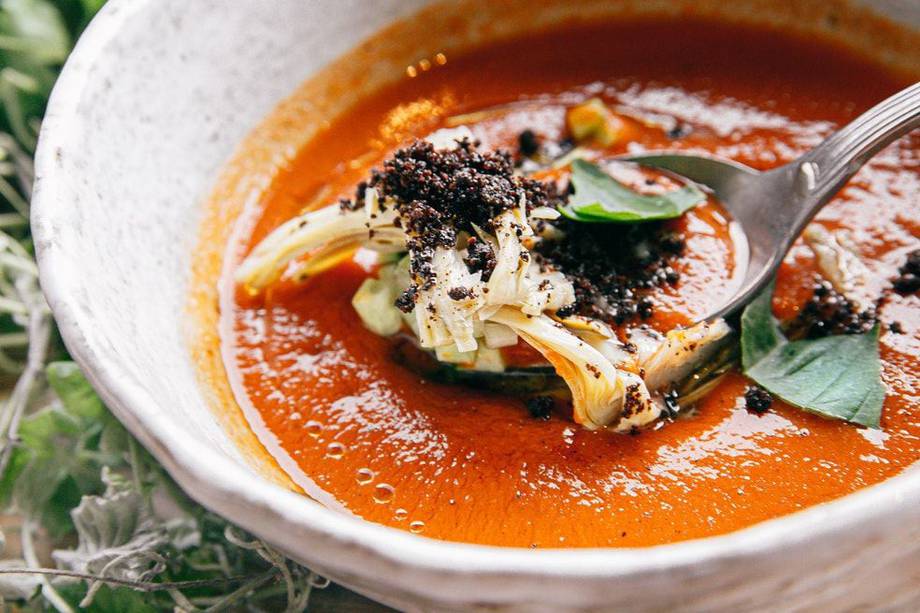 Con esta deliciosa y sencilla receta podrás preparar crema de tomate casera.