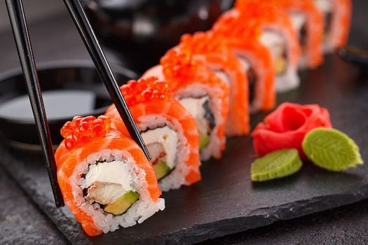 sushi y palillos