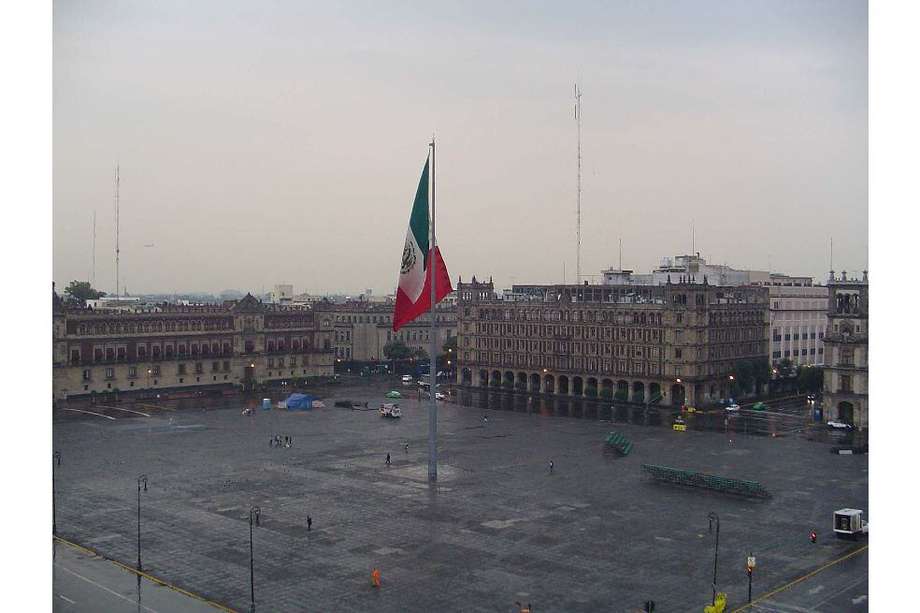 Zócalo, Ciudad de México. Un loco con megáfono: el fin del mundo es invisible.