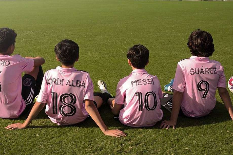 Los hijos de Sergio Busquets, Jordi Alba, Lionel Messi y Luis Suárez en la presentación oficial del uruguayo como nuevo jugador de Inter Miami