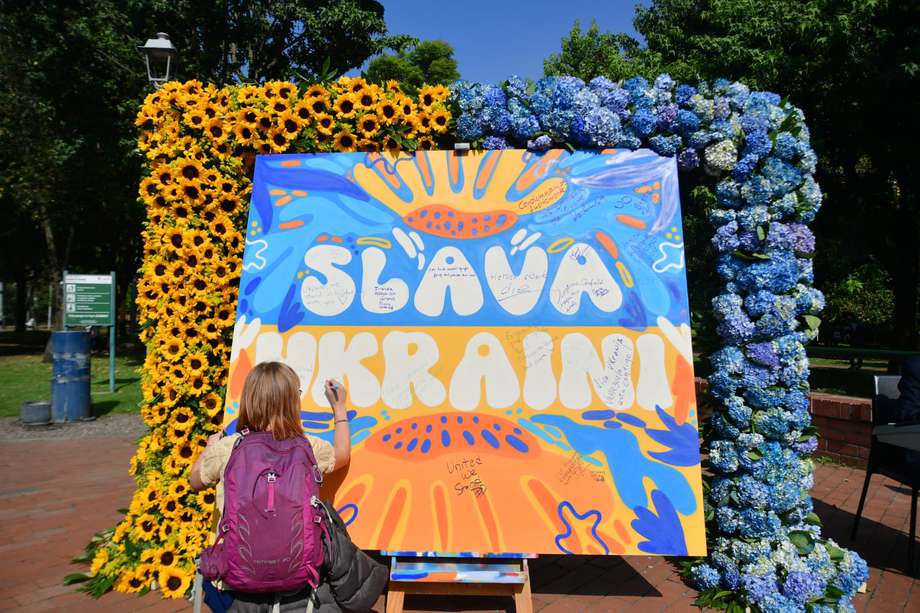 La pieza artística llevaba inscrito el mensaje "Gloria Ucrania".