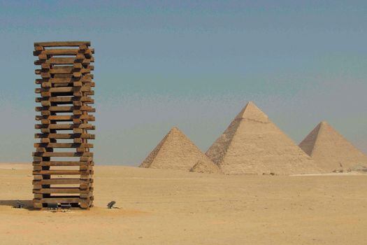 Escultura “Cuerpo que se levanta”, realizada por João Trevisan, artista de la galería FORO.SPACE. Esta pieza formó parte en 2021 de la exposición “Forever is now”, desarrollada en las pirámides de Guiza, en Egipto.