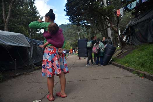 Desalojo de los indígenas asentados con cambuches de plástico en el Parque Nacional, al que llegaron el 29 de septiembre en su mayoría son niños, mujeres embarazadas y lactantes.