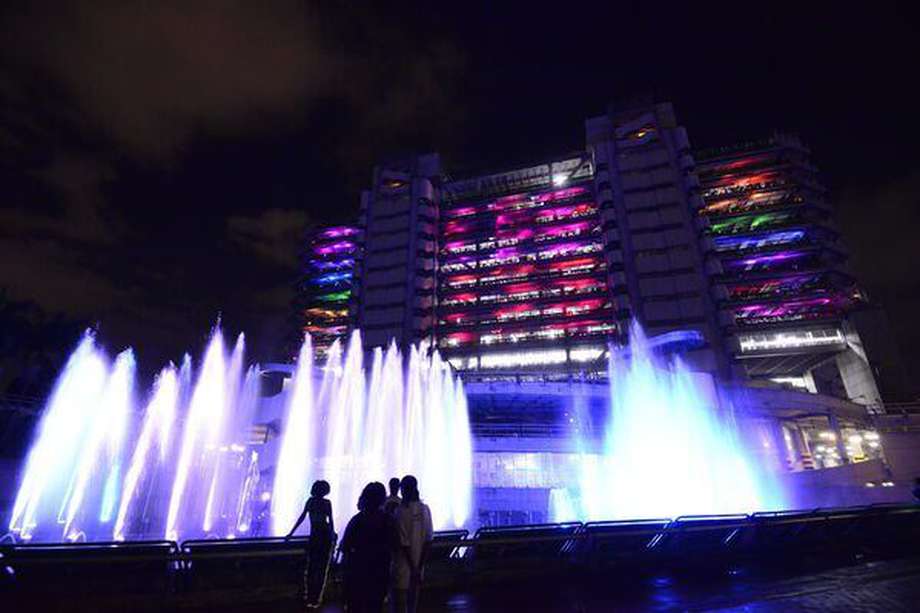La fuente La Vida está ubicada en el edificio de las Empresas Públicas de Medellín (EPM).