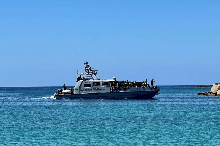 El centro de acogida en el puerto de Lampedusa ha reportado una concentración de casi 2.000 personas, en las que al menos 200 son menores de edad no acompañados. La capacidad del lugar es tan solo de 400 personas. 
