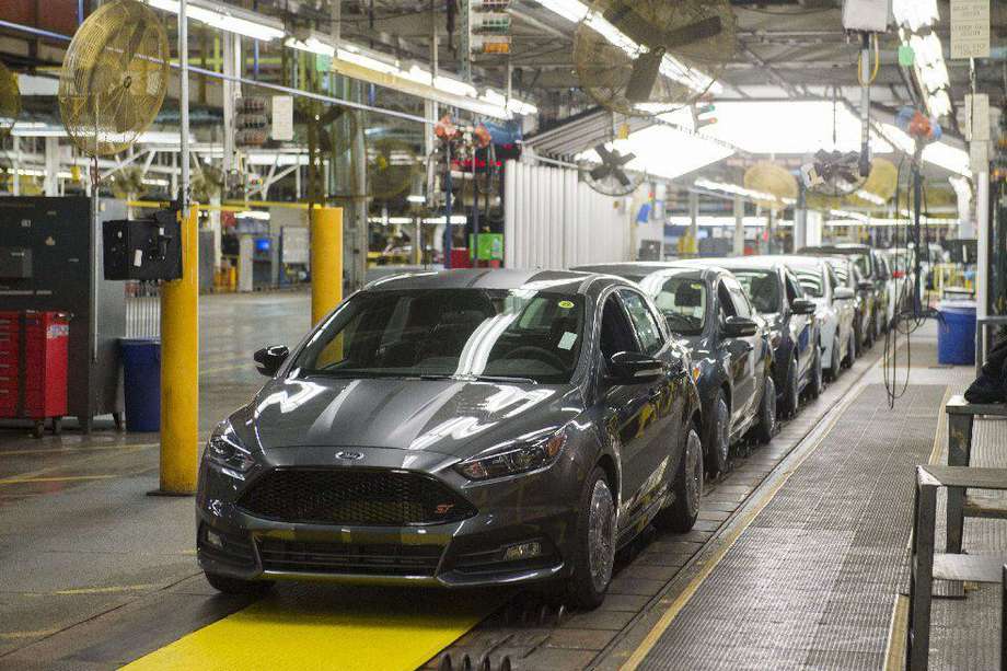 Vehículos Ford Focus en una línea de ensamblaje en la planta de Ford Michigan en Wayne, Michigan.
