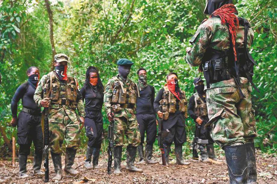 Members of the Ernesto Che Guevara front, belonging to the National Liberation Army (ELN) guerrillas, line up in the Choco jungle, Colombia, on May 23, 2019. The ELN or National Liberation Army is Colombia's last rebel army and one of the oldest guerrillas in Latin America.
 / AFP / Raul ARBOLEDA
