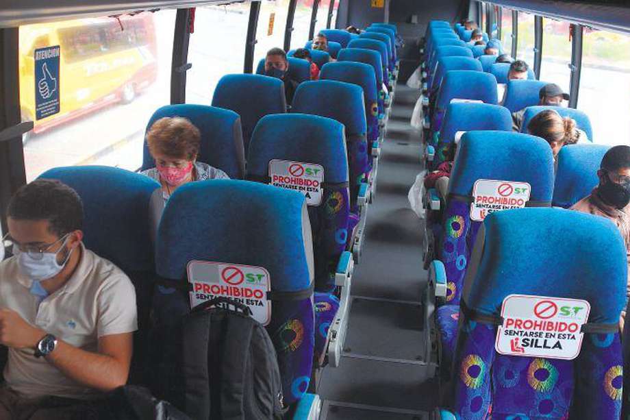 El día del viaje, los pasajeros deben llegar una hora antes de la salida del bus y sin acompañantes. 