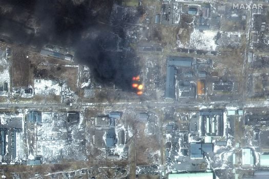 Esta imagem de satélite Maxar tirada e divulgada em 12 de março de 2022 mostra uma visão multiespectral de incêndios em uma zona industrial no distrito de Primorskyi, no oeste de Mariupol, na Ucrânia.  / Foto de referência