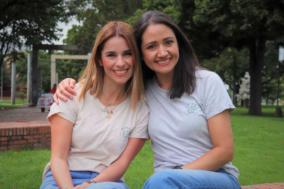 Paula Alarcón y Francis Quiñones le dieron vida a un emprendimiento que trabaja a favor de los animales con camisetas sostenibles.