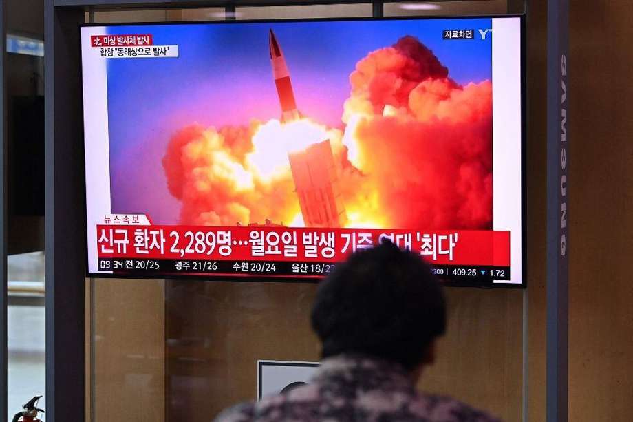 Un grupo de personas ve el lanzamiento de un misil norcoreano desde Seúl, en Corea del Sur.