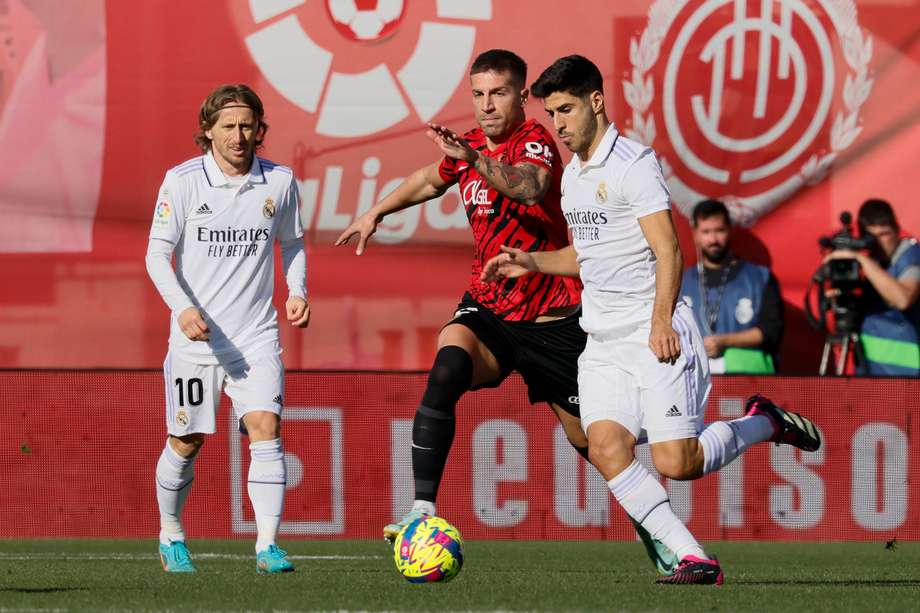 El defensa del Mallorca Nastsic disputa el balón ante el delantero del Real Madrid Marco Asensio.