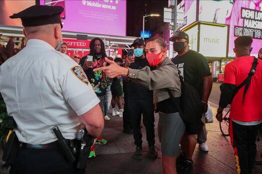 Manifestantes del movimiento contra el racismo y el abuso policial Black Lives Matter (BLM) en Times Square en la ciudad de Nueva York, Estados Unidos.