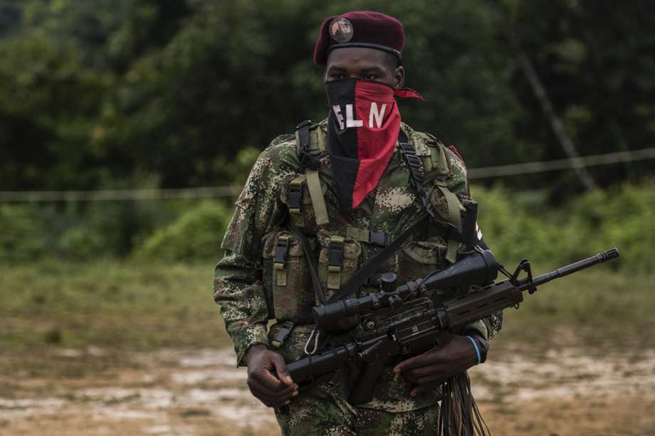 Foto de referencia de un guerrillero del Frente de Guerra Occidental del Ejército de Liberación Nacional en el Chocó.  / AFP PHOTO / LUIS ROBAYO