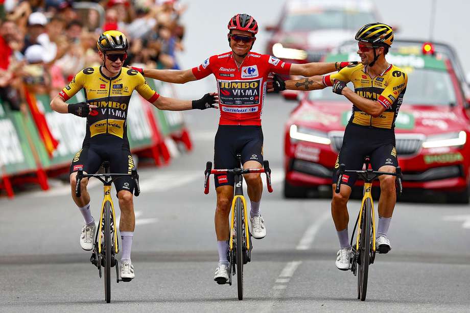 Sepp Kuss abrazado por Roglic y Vingegaard al cruzar la meta en la Vuelta a España.