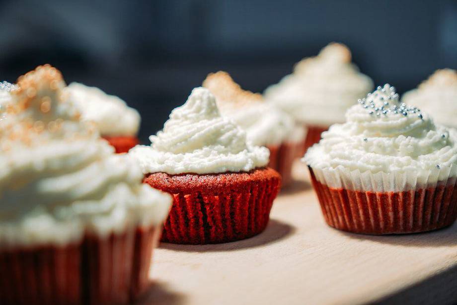 Aprende a hacer cupcakes de red velvet y sorprende a tus seres queridos.