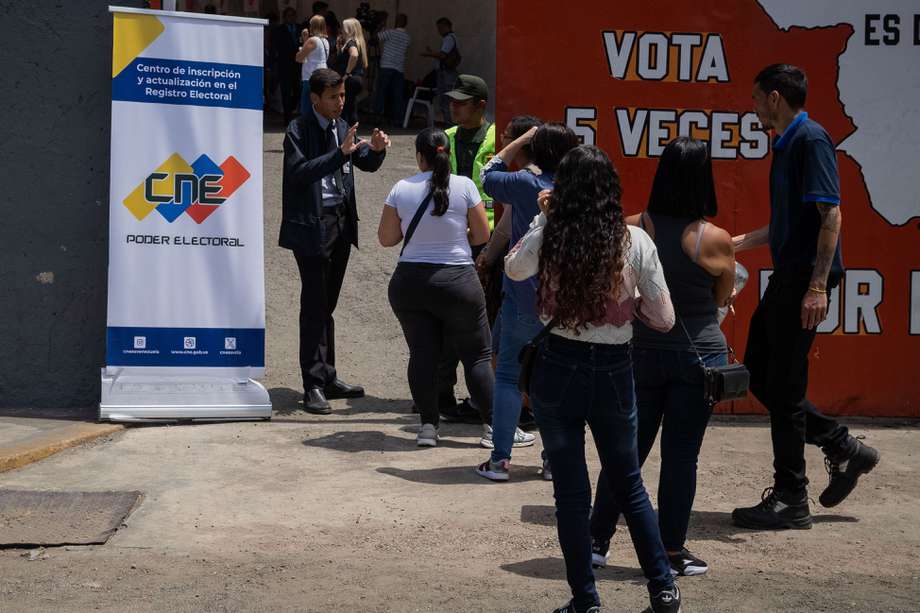 Varias personas acuden a un puesto instalado por el Consejo Nacional Electoral para el registro y actualización de datos en Caracas, Venezuela.