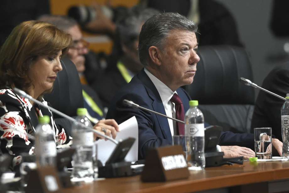 La canciller colombiana y el presidente Juan Manuel Santos en la Cumbre de Lima.  / AFP