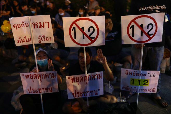 Los manifestantes a favor de la democracia participan en una manifestación contra el gobierno frente a la sede del Siam Commercial Bank en Bangkok el 25 de noviembre de 2020
