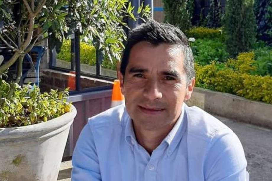 Él es Henry Cortés, médico veterinario y administrador de empresas. También miembro de Acovez y Vepa. Así como director de Funeravet.