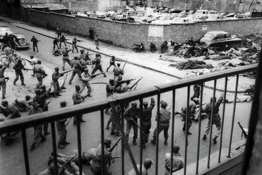 Unidades del Batallón Colombia abren fuego contra una manifestación estudiantil en Bogotá, con un saldo de 10 muertos y decenas de heridos, el 9 de junio de 1954, durante el gobierno militar./ Julio Flórez Ángel