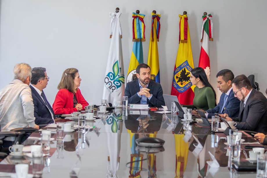 Carlos Fernando Galán se reunió con el director de la Corporación, Alfred Ballesteros, delegados de las gobernaciones de Boyacá y Cundinamarca, y la delegada del Gobierno Nacional, María Mercedes Maldonado.