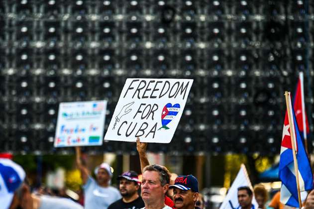 Cuba condena a 30 años de cárcel a manifestantes, ahondando en la represión 