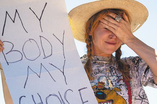 Una manifestante pro elección sostiene un cartel que dice "Mi cuerpo es mi elección" durante una protesta tras la decisión de la Corte Suprema de EE. UU. de revocar el fallo Roe v. Wade, que permitía el aborto en Estados Unidos.
