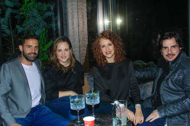Pity Camacho de ‘Dejémonos de Vargas’ con su novia y su cuñada de fiesta en un bar