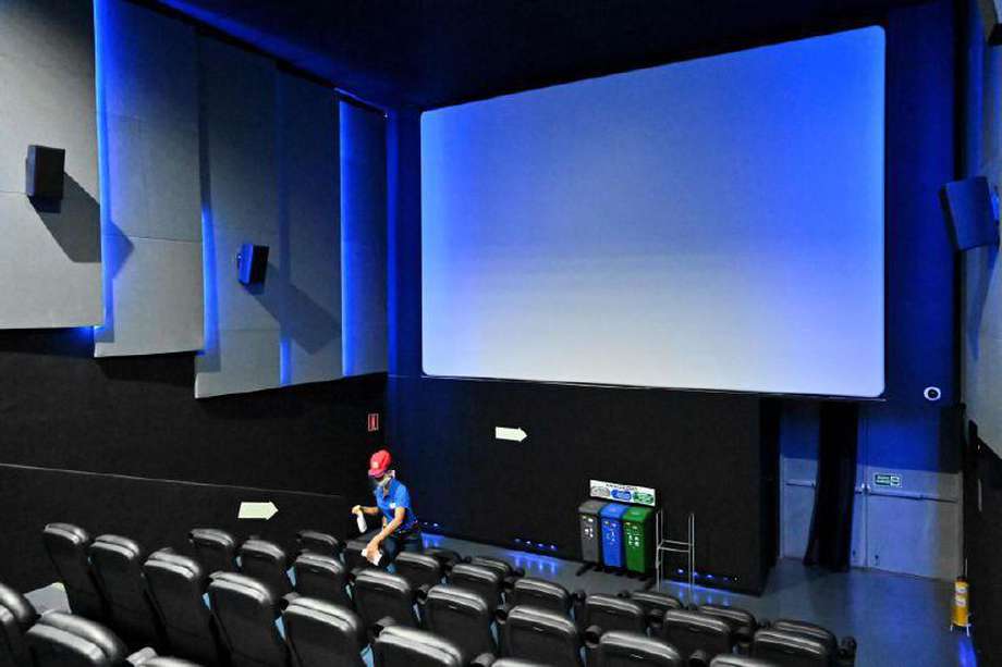 Royal Films, Cinemark, Cinépolis y Procinal abrieron sus salas con compra y reserva de boletas “online”. Cine Colombia prefiere esperar a 2021. / AFP
