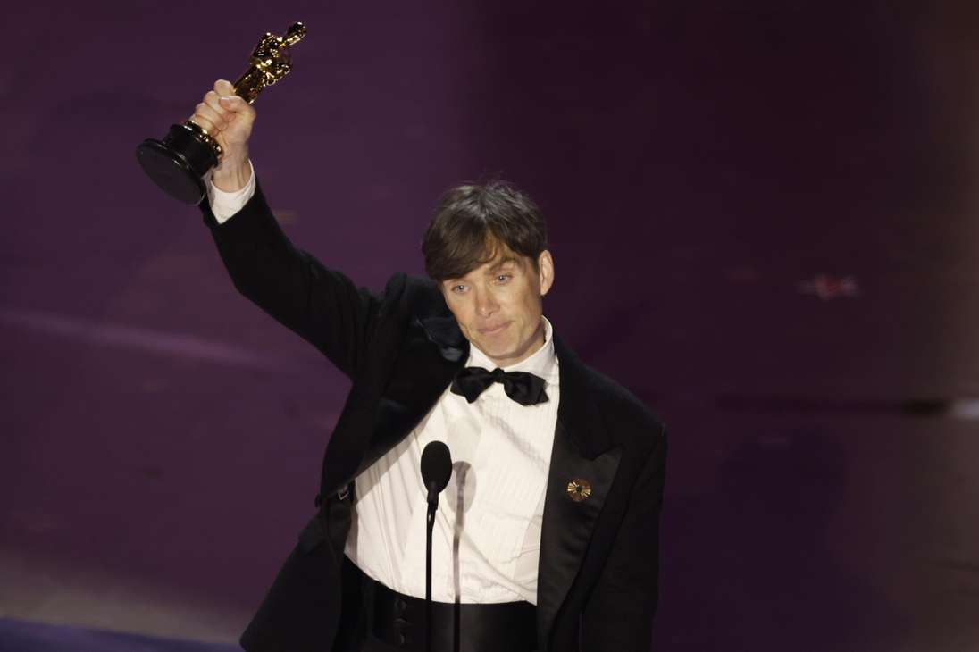 Los Angeles (United States), 10/03/2024.- Cillian Murphy reacts on stage after Murphy won the Oscar for Best Actor In A Leading Role during the 96th annual Academy Awards ceremony at the Dolby Theatre in the Hollywood neighborhood of Los Angeles, California, USA, 10 March 2024. The Oscars are presented for outstanding individual or collective efforts in filmmaking in 23 categories. EFE/EPA/CAROLINE BREHMAN