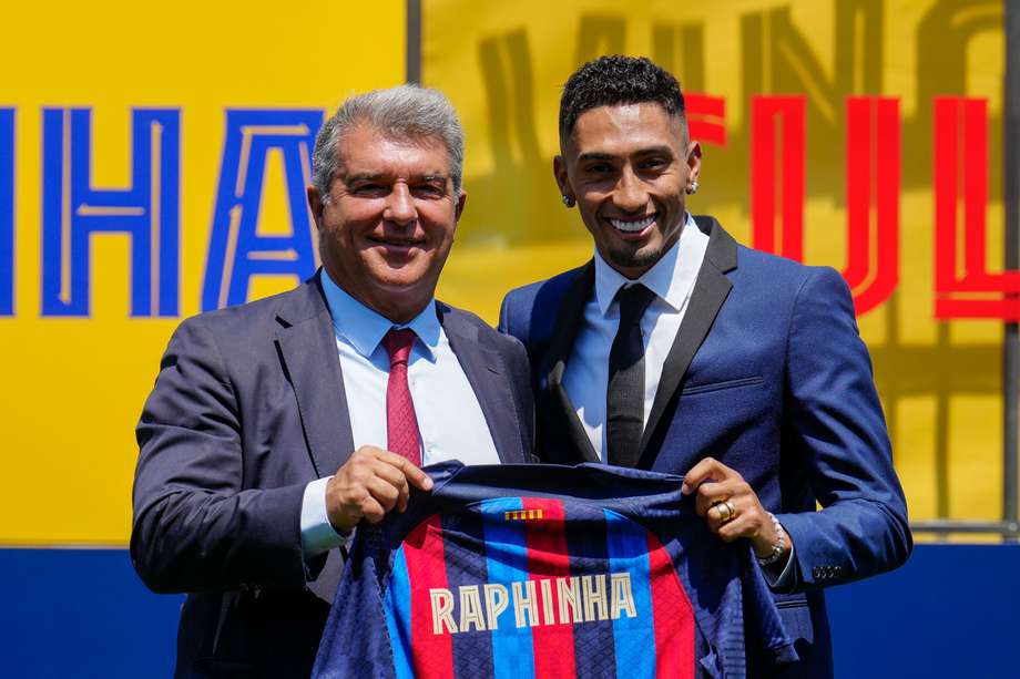 El extremo brasileño Raphinha junto al presidente Joan Laporta, durante su presentación como nuevo jugador del Barcelona.