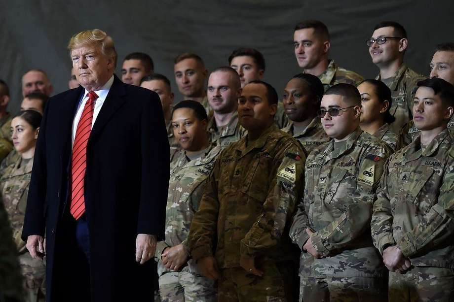 En esta foto de archivo, el presidente de Estados Unidos, Donald Trump, habla con las tropas durante una visita sorpresa el día de Acción de Gracias en el campo aéreo de Bagram, en Afganistán.