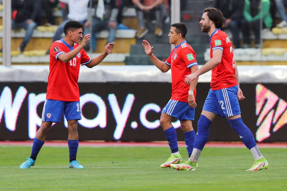 Alexis Sánchez (c), de Chile, celebra con sus compañeros luego de anotar un gol este martes en el partido de las eliminatorias sudamericanas para el Mundial de Catar 2022, en el estadio Hernando Siles de La Paz (Bolivia).